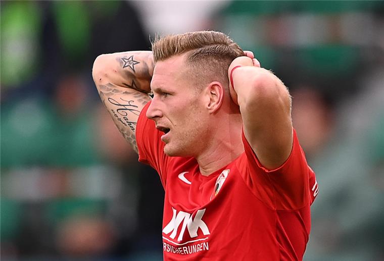 Corona-Pause für Fußballprofi André Hahn André Hahn vom FC Augsburg ist positiv auf das Coronavirus getestet worden.