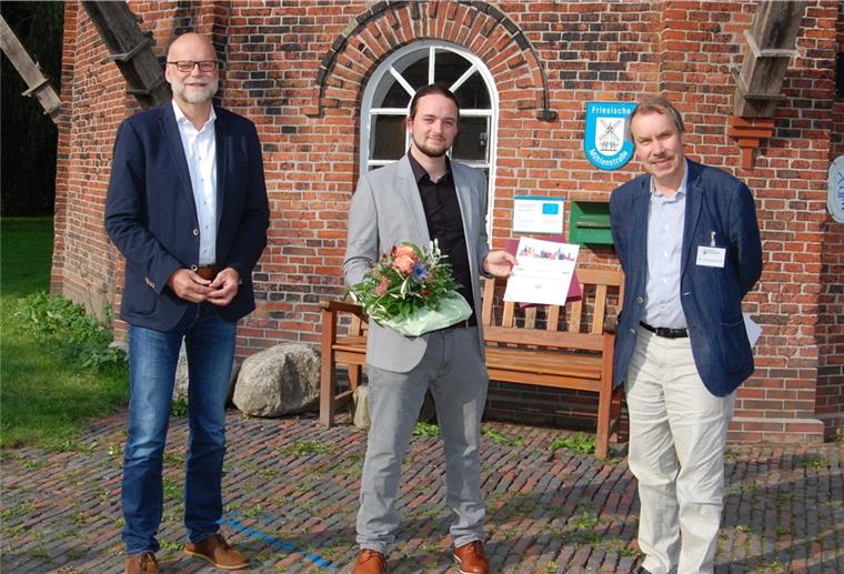 Stadland: Forschung über Deichbau bereichert André Peschke (Mitte) freute sich zusammen mit dem Präsidenten der Oldenburgischen Landschaft, Prof. Dr. Uwe Meiners (links), und Geschäftsführer Dr. Michael Brandt über den Förderpreis für Nachwuchswissenschaftler.
