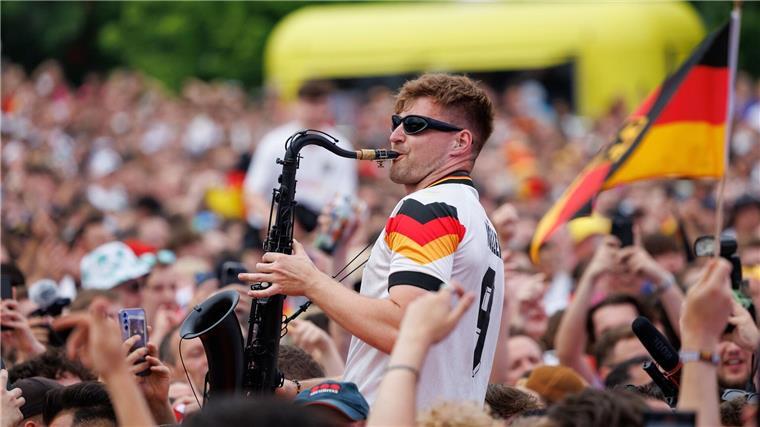 Andre Schnura spielte auch beim Fanfest in Dortmund Saxofon.