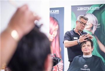 Andre und Evelyn Albers betreiben in der Georgstraße in Bremerhaven ihren Frisörsalon "Hauptsache der Friseur".