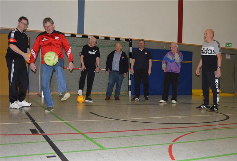 Kicken der etwas anderen Art André Windhorst (von links), Vorsitzender des TSV, Walter Gerdes, Hartmut Jahns, Dieter Schwarz, Rolf Gehrke und Rolf Pülschen lassen sich von Trainer Gerd Aljets in die Feinheiten des „Gehfußballs“ einweisen.