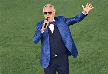 Andrea Bocelli singt im Stadio Olimpico di Roma vor einem Fußballspiel.
