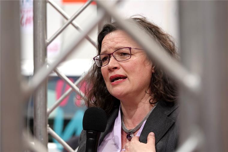 Andrea Nahles stellt sich in SPD-Bundestagsfraktion vorzeitig zur Neuwahl Andrea Nahles (Bundesvorsitzende der SPD) spricht bei einem Wahlkampfauftritt von Bundesjustizministerin Barley (SPD).