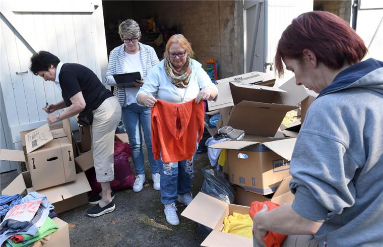 Spendenwelle nach Brand-Tragödie: Bremerhaven steht zusammen Andrea Pfützner (2. von links) hat am Montag alle Hände voll zu tun, die Spenden zu sortieren. Susy Stöwing, Andrea Volkmann und Tanja Curius helfen beim sortieren. 25 Umzugskartons mit Kleidung sind schon zusammen gekommen, die Garage ist voll mit Spielzeug und Hygieneartikeln.