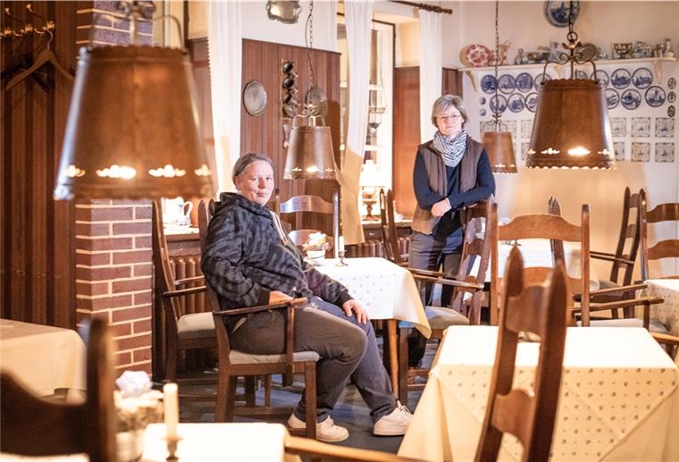 Gastronomen im Landkreis in den Startlöchern - Bremerhavener müssen warten Andrea Roming, Geschäftsführerin des Romantik Hotel Bösehof in Bad Bederkesa sowie die Assistentin der Geschäftsführung, Natascha Grotjohann (links), freuen sich, dass es auch für das Hotel eine Öffnungsperspektive gibt. Foto: Hartmann