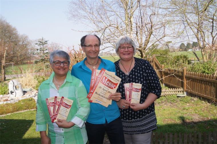 Andrea Thaden, Petra von Münster und Lutz Doblies organisieren die Messe für Naturheilkunde in der Markthalle Rodenkirchen.