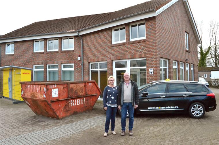 Taxizentrale im ehemaligen Postgebäude Andrea und Stefan Goedeke vor ihrer neuen Taxizentrale in Loxstedt: Noch wird dort kräftig gebaut, auch die Paketstation (links) wird verschwinden. Spätestens im Juni soll die Verlegung der Verwaltung von Bokel abgeschlossen sein und sollen auch Taxen von Loxstedt aus starten.