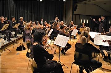 Andreas Borbe (rechts) dirigierte das Sinfonieorchester Hamburger Camerata völlig auswendig, also ohne Partitur. Er brauchte deshalb auch kein Pult.