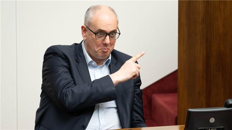 Andreas Bovenschulte, Bürgermeister von Bremen, reagiert auf eine Rede vom FDP-Politiker Schäck bei einer Sitzung der Bremischen Bürgerschaft.