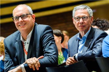 Andreas Bovenschulte (links), ist von seiner Partei, der SPD, als Präsident des Senats und als Bürgermeister in Bremen vorgeschlagen worden. Neben ihm sitzt Carsten Sieling (SPD), Bremens amtierender Bürgermeister, der von seinem Amt zurückgetreten ist. 