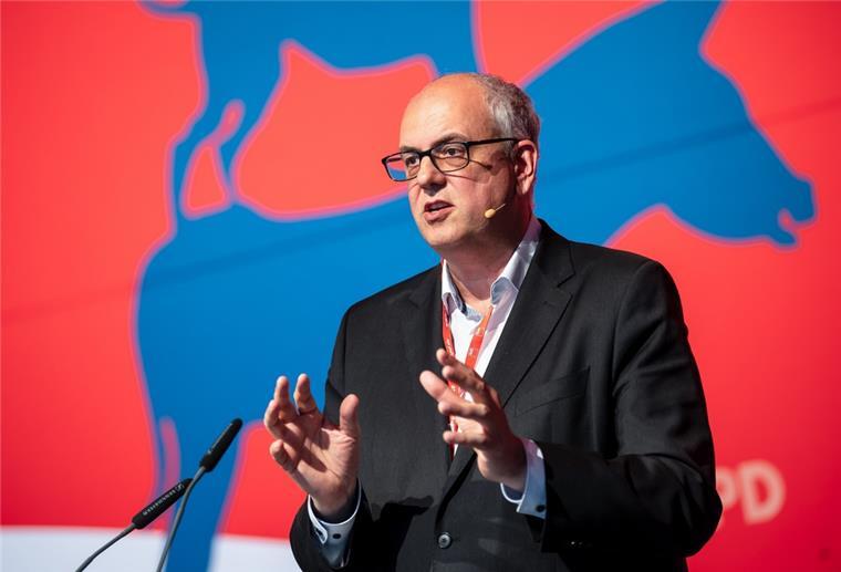 Bremen will krisenbedingte Übergewinne mit Sonderabgabe belegen Andreas Bovenschulte, Bürgermeister von Bremen, spricht auf dem Landesparteitag.