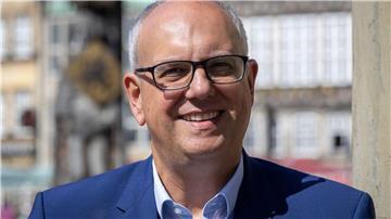 Andreas Bovenschulte, Präsident des Senats und Bürgermeister, auf dem Marktplatz vor dem Bremer Rathaus.
