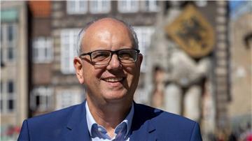 Andreas Bovenschulte, Präsident des Senats und Bürgermeister, posiert auf dem Marktplatz vor dem Bremer Rathaus.