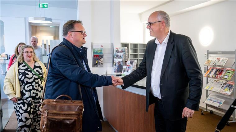 Bremen-Wahl: Zeichen stehen auf Rot-Grün-Rot Andreas Bovenschulte (SPD,r) begrüßt Björn Fecker (Bündnis 90/Die Grünen) zu einem Treffen für weitere Sondierungsgespräche.
