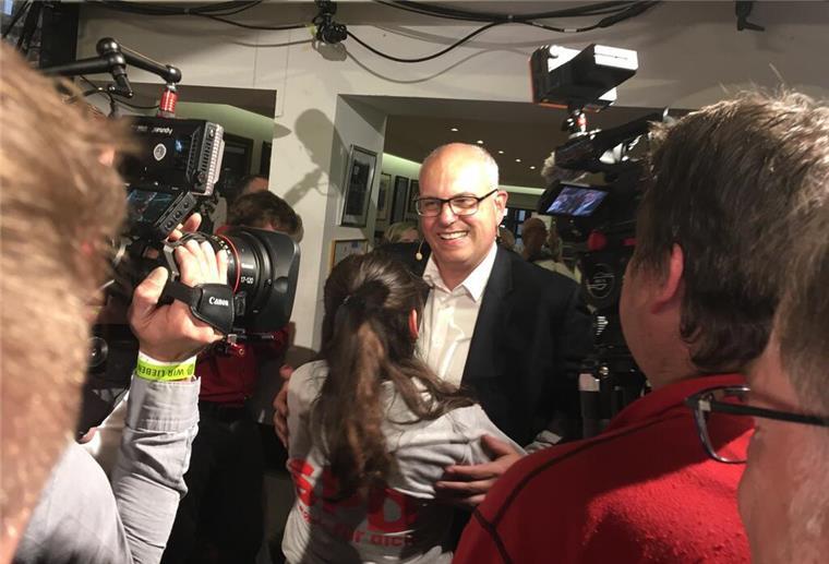 Bürgerschaftswahl: SPD nach erster Prognose vorne Andreas Boveschulte strahlt nach der Verkündung der Prognose.