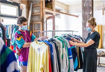 Andreas Friedrich und Anne Mazurek im Pop-Up-Store in der Bürger 218 mit Second-Hand-Artikeln.