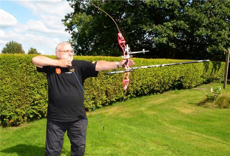 Cuxland: Bogenschütze träumt von Paralympics-Teilnahme Andreas Kretzer demonstriert, wie der Bogen gespannt wird - hier ohne Pfeil. Er hat ein Zuggewicht von 32 Pfund.