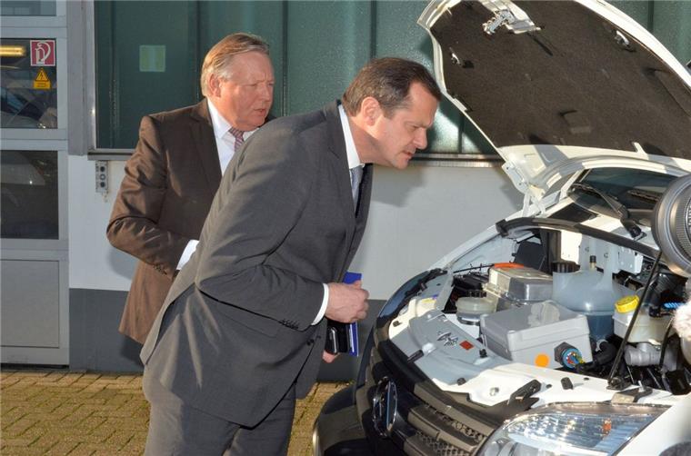 Breddorf wird zur Drehscheibe für exotische E-Transporter Andreas Maske (links) und der CDU-Bundestagsabgeordnete Oliver Grundmann inspizieren die Komponenten im Motorraum eines Maxus EV 80. 200 Exemplare des Elektro-Transporters hat die Maske Fleet GmbH nach Breddorf liefern lassen. Dort kümmern sich aktuell fünf und demnächst zehn Mitarbeiter um die Wartung der Fahrzeuge.