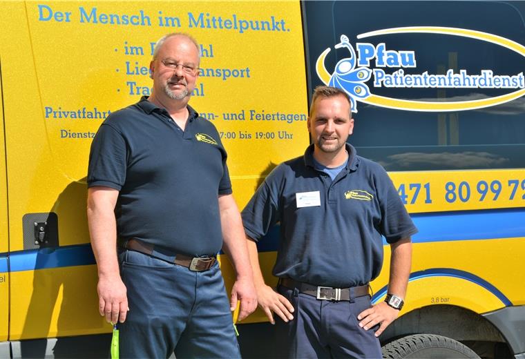 Corona-Soforthilfe läuft an Andreas Pfau (links) vom gleichnamigen Patientenfahrdienst kann sich auch in schweren Zeiten auf seine Mitarbeiter, wie zum Beispiel Peter Lukas, verlassen.