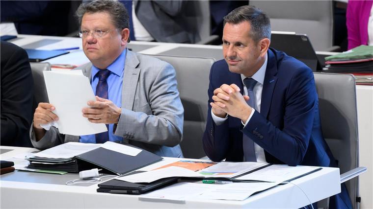Gesundheitsminister: Keine neuen Corona-Einschränkungen Andreas Philippi (l, SPD), Gesundheitsminister Niedersachsen, und Olaf Lies (SPD).