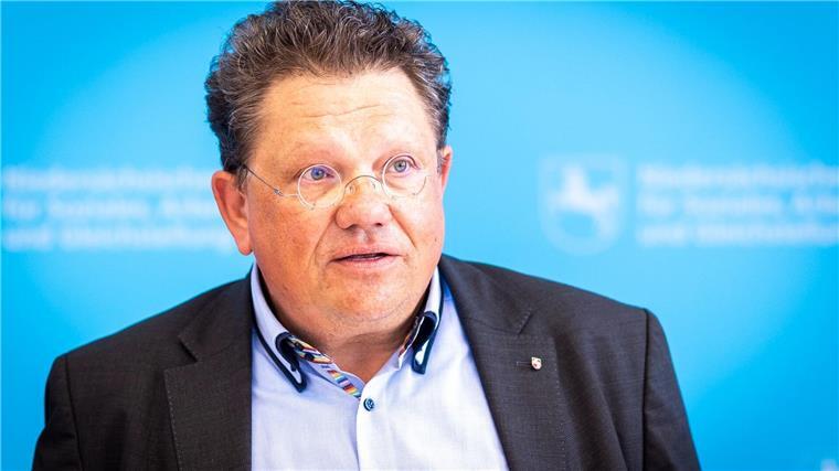 Minister: CDU macht Stimmung gegen Bürgergeld-Empfänger Andreas Philippi (SPD), Sozial- und Gesundheitsminister von Niedersachsen, spricht auf einer Pressekonferenz zur „Konzertierten Aktion Pflege Niedersachsen“ (KAP.NI).