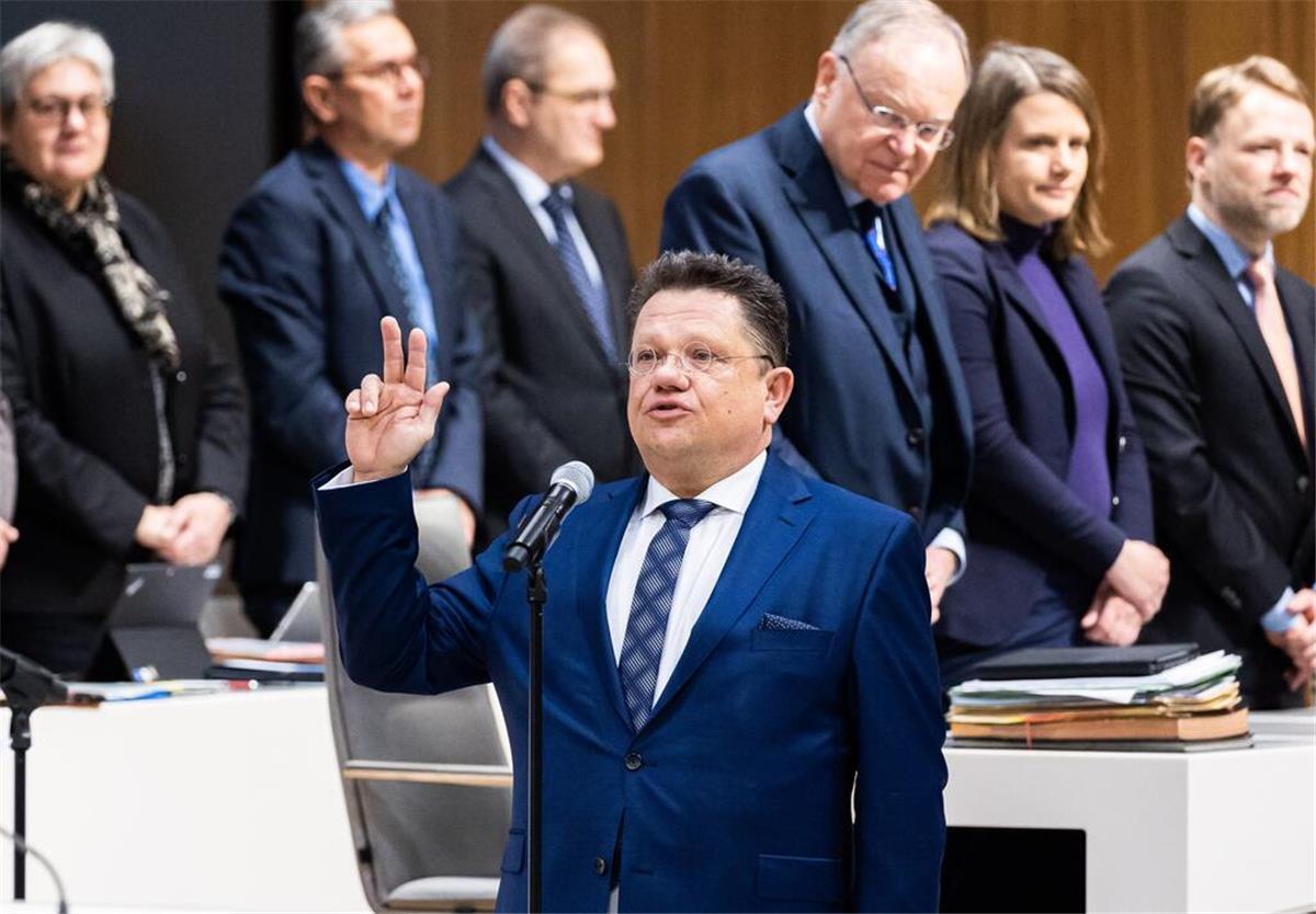 Andreas Philippi (SPD, vorne), legt seinen Amtseid zu seiner Ernennung zum neuen Gesundheitsminister von Niedersachsen ab