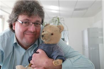 Andreas Schoener: Bully ist mein Lieblings-Kuscheltier. Am 9. August ist er 50 Jahre alt geworden. Was habe ich mit diesem Teddy alles erlebt?! Als Seelentröster war er stets zur Stelle, als Freund und Bettnachbar erfuhr er von mir so manches Geheimnis. Auf seine alten Tage habe ich dem treuen Begleiter einen Ehrenplatz auf meinem Gästebett eingeräumt.