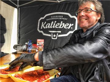 Andreas Schoener mariniert sein Fleisch - standesgemäß trägt er Handschuhe. Foto...