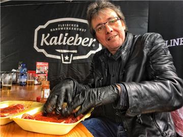 Andreas Schoener mariniert sein Steak. Foto: Berlinke
