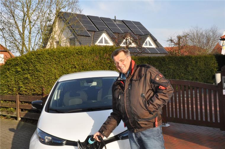Nordenhamer bezieht den Strom für sein Auto vom Dach Andreas Wedelich mit seinem Elektroauto vor seinem Haus in Nordenham. Den Strom bezieht er von den Solarmodulen auf dem Dach.
