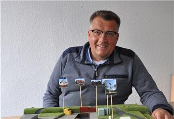 Andreas Wedelich mit seinem Modell für die Neugestaltung des Großensiedler Hafens.