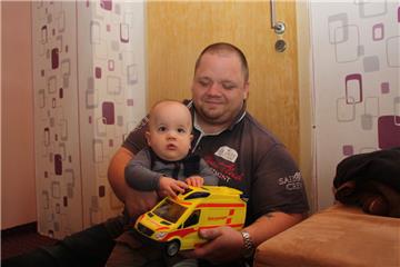 Andreas Witt freut sich mit dem kleinen Leland über das Geld für einen Führerschein. Foto Gehrke