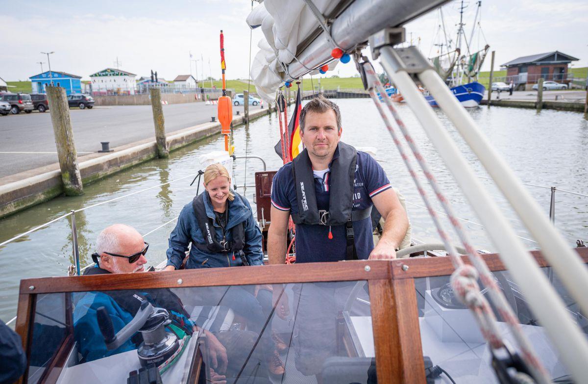 Andreas Wunderlich (vorne rechts) bietet Segeltörns ins Wattenmeer an.