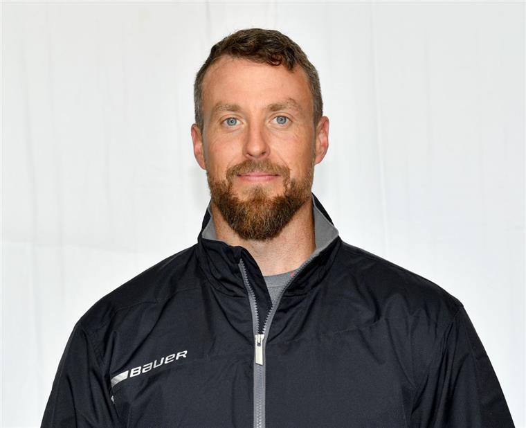 McPherson glänzt als Stürmer beim REV Bremerhaven Andrew McPherson ist immer noch heiß auf Eishockey. Jetzt hat der ehemalige Profi für den REV Bremerhaven gespielt.