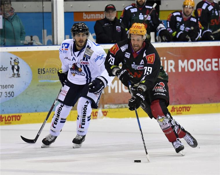 Pinguins-Stürmer Andrew McPherson wechselt nach Polen Andrew McPherson (rechts) bricht seine Zelte in Bremerhaven ab.