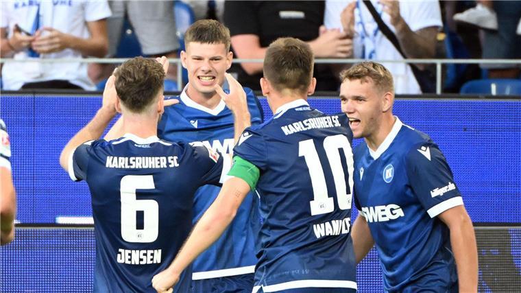 Hunziker kommt und trifft: KSC schlägt Elversberg Andrin Hunziker (2. v. l.) führte den Karlsruher SC zu einem hart erkämpften Sieg gegen die SV Elversberg.