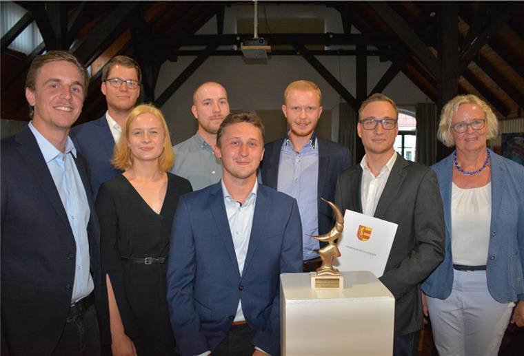 Gemeinde Butjadingen finanziert künftig Goldene Krabbe Andys Jugendkulturverein mit (von links) Kilian Schneider, Thorsten Brockhoff, Hedwig Warnek, Finn Howell, Wladimir Müller und Tim Reiners erhielt 2018 die Goldene Krabbe. Rechts im Bild die damalige Butjadinger Bürgermeisterin Ina Korter. Foto Timmermann
