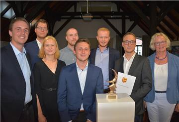 Andys Jugendkulturverein mit (von links) Kilian Schneider, Thorsten Brockhoff, Hedwig Warnek, Finn Howell, Wladimir Müller und Tim Reiners erhielt 2018 die Goldene Krabbe. Rechts im Bild die damalige Butjadinger Bürgermeisterin Ina Korter. Foto Timmermann