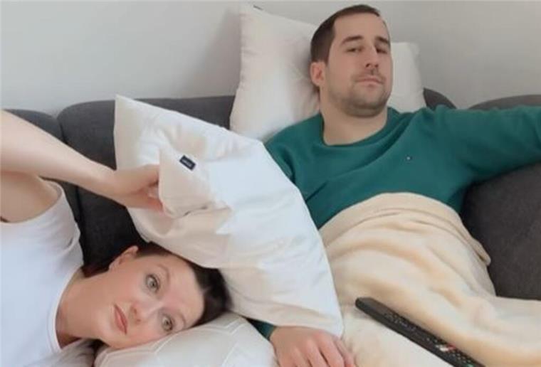 Instagram-Spaß ganz privat: Zwei Bremerhavener zeigen uns ihren Liebesalltag Aneta und Marcus Geller auf der Couch - mit den beiden Bremerhavenern wird es nie langweilig.