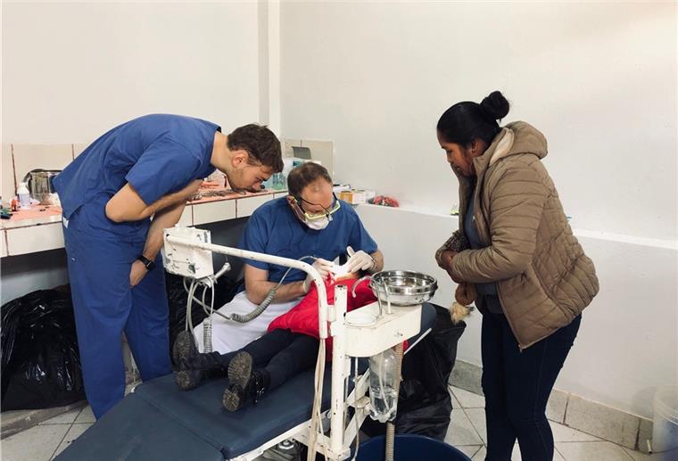 Zwei Zevener beim humanitären Einsatz in den Anden Anfang Februar machten sich der Zahnmedizinstudent Nick Lindeman und der er Zahnarzt Marten Jan Lindeman auf zu einem humanitären Einsatz in den Hochanden von Peru.