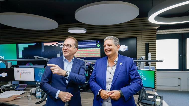 Anfang Juli hat Bundesinnenminister Alexander Dobrindt (CSU) das IT-Lagezentrum des BSI besucht. (Archivbild)
