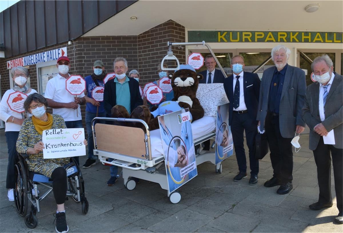 Landkreis soll Otterndorfer Krankenhaus retten Anfang Juni demonstrierten Mitarbeiter des Otterndorfer Krankenhauses anlässlich der Kreistagssitzung vor der Kugelbake-Halle.