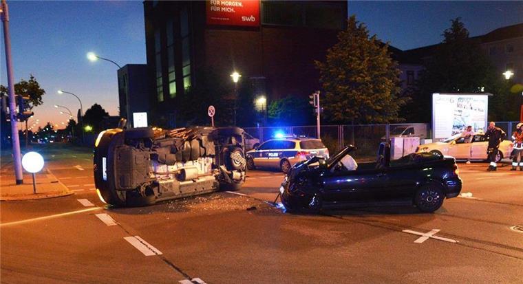Schwerer Unfall vor den Havenwelten: 40 Meter lange Bremsspur Durch die Wucht des Aufprall wurde der VW-Bus auf die Seite geschleudert.