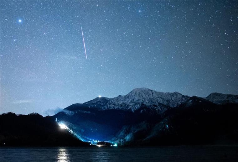 Sternschnuppen am Maihimmel: Die Eta-Aquariiden kommen Anfang Mai kann man Sternschnuppen am Nachthimmel beobachten.