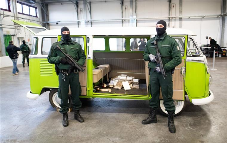 Anfang November entdeckte der Zoll in Hamburg ein Drogenversteck in einem VW-Bulli T1. Der Bulli war mit einem Container in die Stadt gekommen.