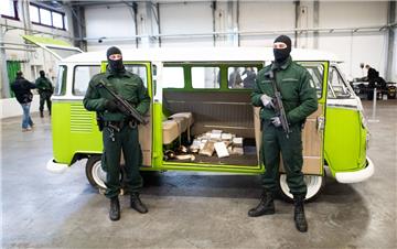 Anfang November entdeckte der Zoll in Hamburg ein Drogenversteck in einem VW-Bulli T1. Der Bulli war mit einem Container in die Stadt gekommen.