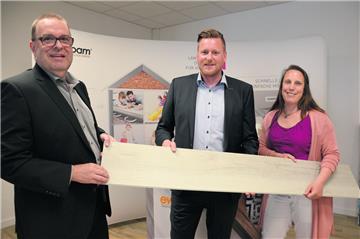 Anfassen ist erlaubt: Bürgermeister Thorsten Krüger (links) und Katja Beier von der städtischen Wirtschaftsförderung lassen sich erklären, was es Besonderes mit dieser Bodenplatte aus Vinyl auf sich hat. Prokurist und Vertriebsleiter Christoph Sawalies (Mitte) ist in seinem Element.
