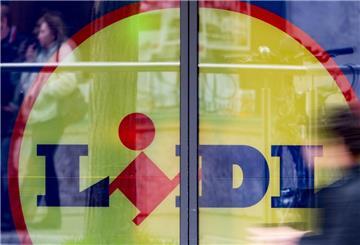 Eine Passantin geht am Eingang einer Lidl-Filiale vorbei