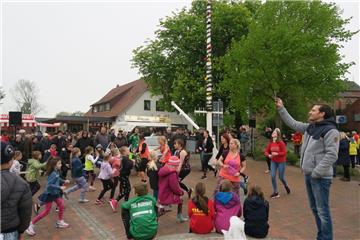 Angeführt vom Kinder-Maikönigspaar schlängelte sich der Umzug bis zum Kirchplatz...