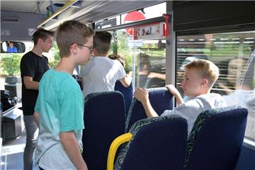 Angehende Neuntklässler in Selsingen beim Rollenspiel. Sie absolvieren die Ausbildung zum Buslotsen und sollen während der Fahrt für Ordnung sorgen. 